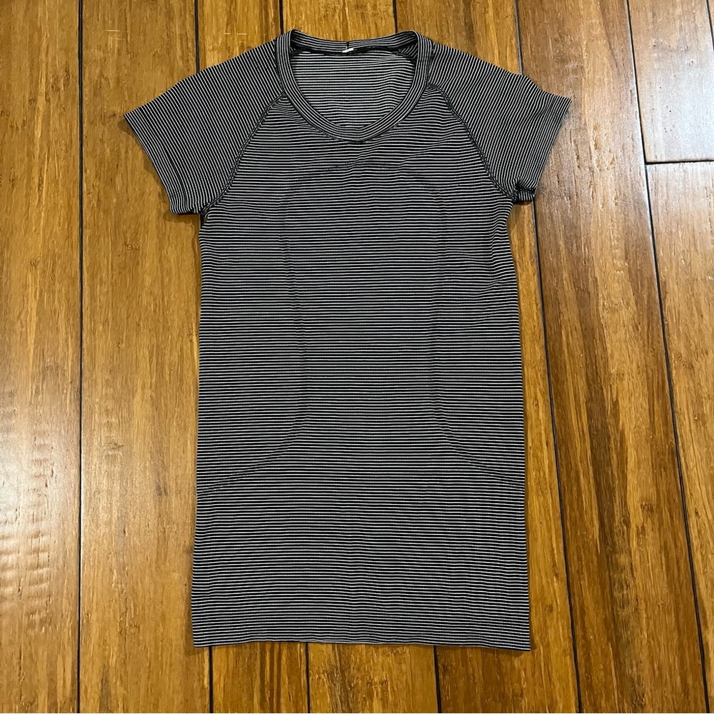 Women’s Lululemon Black/ White Striped Swiftly Tech Size 4